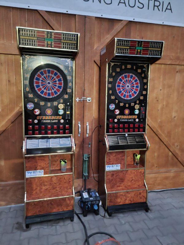 Zwei elektronische Dartautomaten mit Turnier-Dartscheiben
