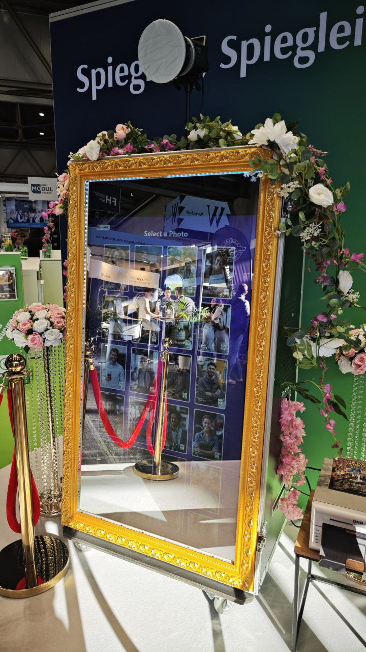 Magic-Mirror-Fotobox im Goldrahmen auf einer Messe