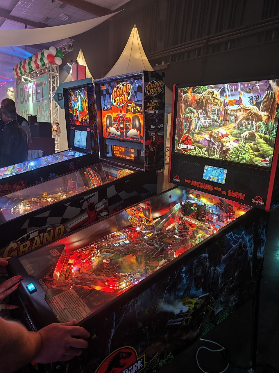 Mehrere Flipperautomaten, darunter Jurassic Park und Grand Prix, bei einem Event