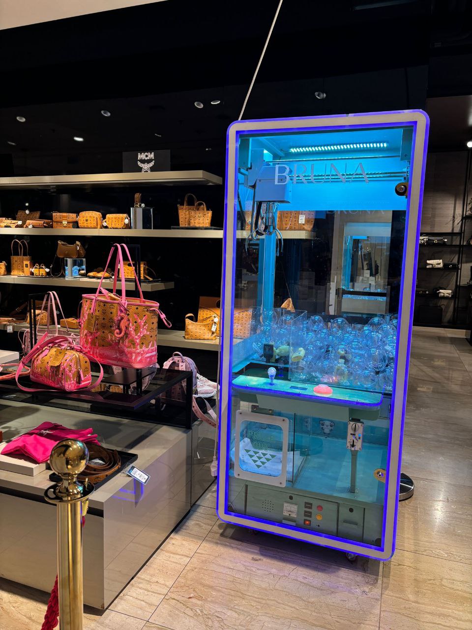 Greifautomat mit blauer LED-Beleuchtung in einer Boutique